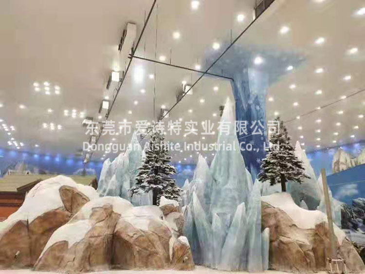 重庆融创·雪世界高5米仿真雪松造景.jpg