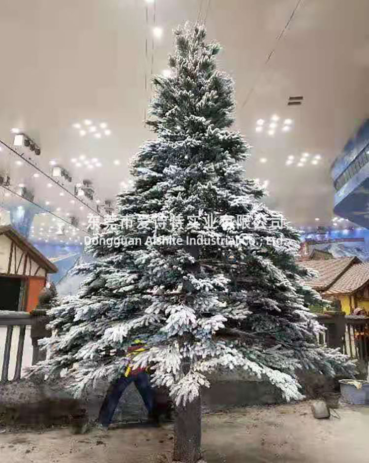 重庆融创·雪世界高5米仿真雪松造景.jpg